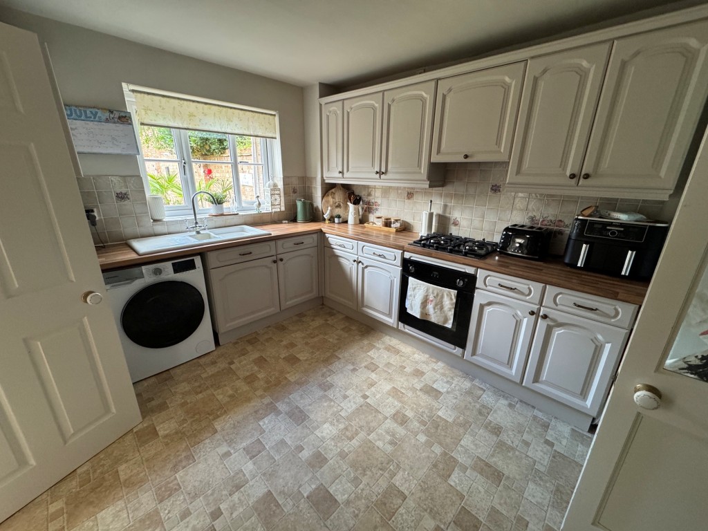Lot: 195 - FREEHOLD TWO-BEDROOM SEMI-DETACHED HOUSE - A RESIDENTIAL INVESTMENT - Kitchen